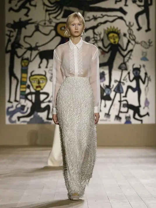 Elegan, padukan organza shirt dengan slim fit skirt berpayet (Instagram/Dior).