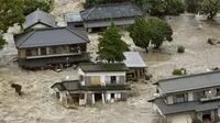 Kondisi rumah terendam dan terseret arus banjir di Jepang. (Reuters)