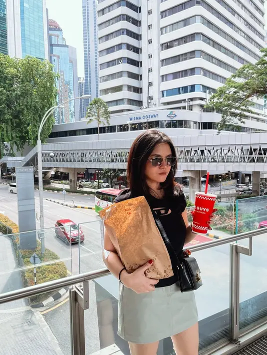 Tak kalah manis penampilan simpel Marsha Aruan dengan kaus hitam lengan pendek dan rok mini berwarna hijau muda. [Foto: Instagram/aruanmarsha]