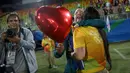 Atlet Rugby asal Brasil, Isadora Cerullo (kiri) memeluk kekasihnya, Marjorie Enya usai seremoni pemberian medali cabang olahraga rugby Olimpiade 2016 di Stadium Deodoro, Rio de Janeiro, Brasil, (8/8). (REUTERS/Alessandro Bianchi)