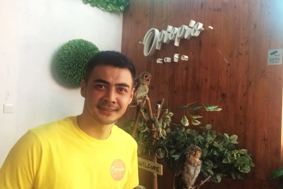 Jerry In't Veld dikenal lewat perannya sebagai Eksel di sinetron Ganteng Ganteng Serigala.