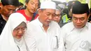 Aktor senior Dedi Mizwar tampak hadir saat acara pemakaman Didi Petet di TPU Tanah Kusir, Jakarta, Jumat (15/5/2015). Deddy meyakini mendiang Didi Petet meninggal secara husnulkhatimah.  (Liputan6.com/Faisal R Syam)