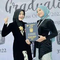 Tampilan Zara Putri Ridwan Kamil Kenakan Kebaya Hitam Saat Wisuda, credit: @ataliapr