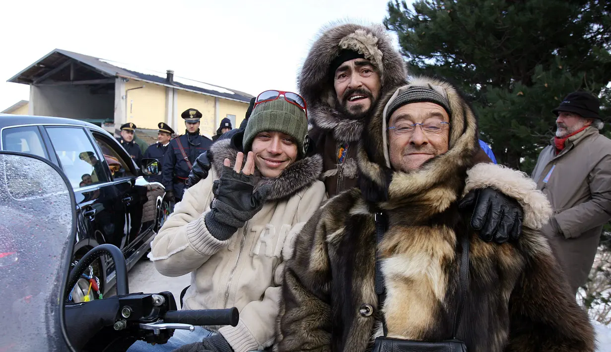 Pembalap dengan nomor motor 46 ini juga mengikuti program amal untuk pemuda cacat di sekolah di Cimoncino dekat Modena pada Januari 2006 silam. Tak sendiri, ia bersama temannya Luciano Pavarotti dan Lucio Dalla. (AFP/Bintang.com)