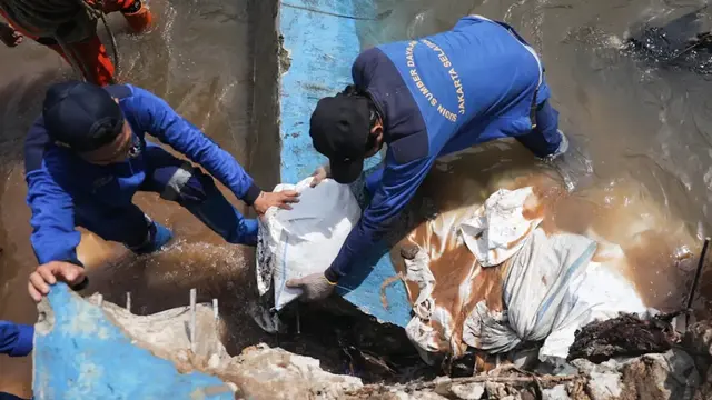 Tanggul baswedan jebol dan ditambal karung pasir