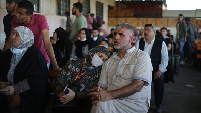 Warga Palestina menunggu untuk masuk ke wilayah Mesir melalui perbatasan Rafah di Kota Rafah, Jalur Gaza selatan (11/8/2020). Untuk kali pertama dalam lima bulan, Mesir membuka kembali titik penyeberangan Rafah di perbatasan dengan Jalur Gaza selatan selama tiga hari. (Xinhua/Khaled Omar)