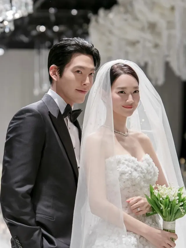 Shin Min Ah saat menikah dengan Kim Woo Bin. [@ament_official]