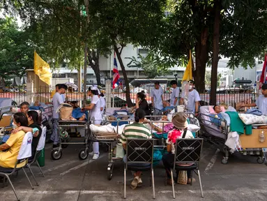 Sejumlah pasien berbaring di tempat tidur di halaman kompleks Rumah Sakit Phramongkutklao di Bangkok pada tanggal 28 Maret 2025, setelah guncangan gempa bumi di Myanmar tengah. (Chanakarn Laosarakham/AFP)
