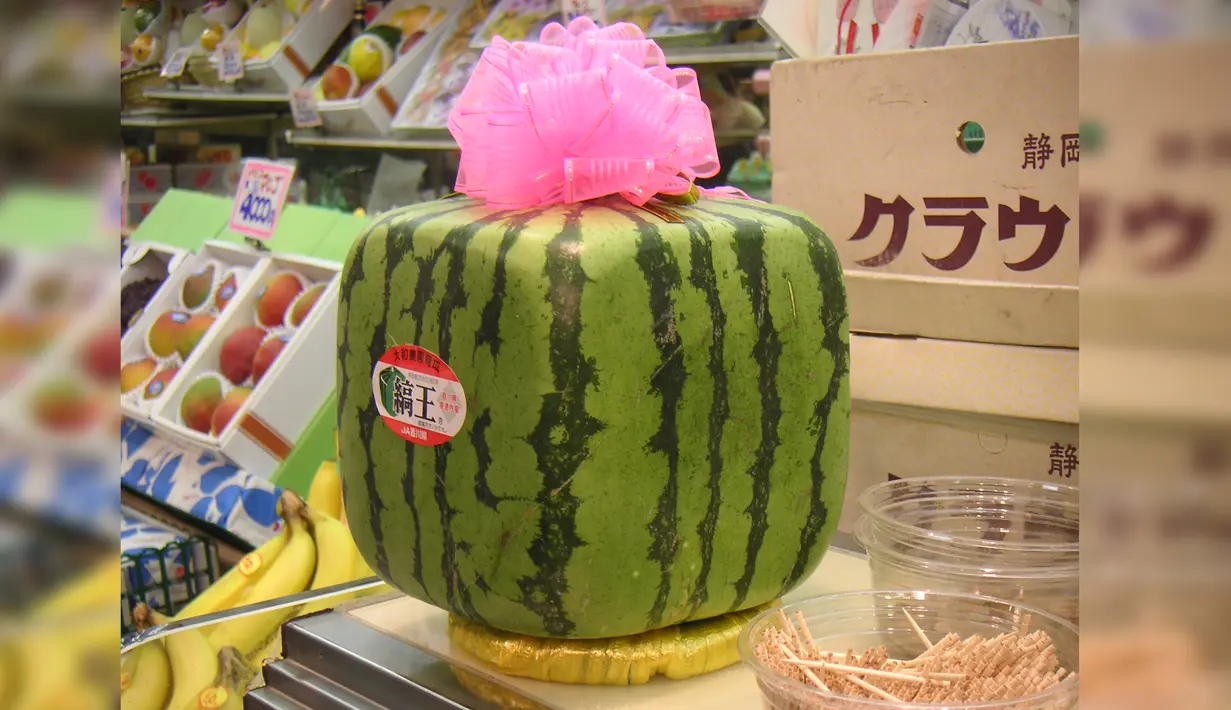 Rata-rata semangka kotak dijual sekitar US$ 200 per buah (sekitar Rp.26 juta) di pasar-pasar Jepang. Bahkan di Senbikiya, Tokyo, harga semangka berbentuk hati dijual masing-masing seharga US$ 300 per buah. (en.wikipedia.org)