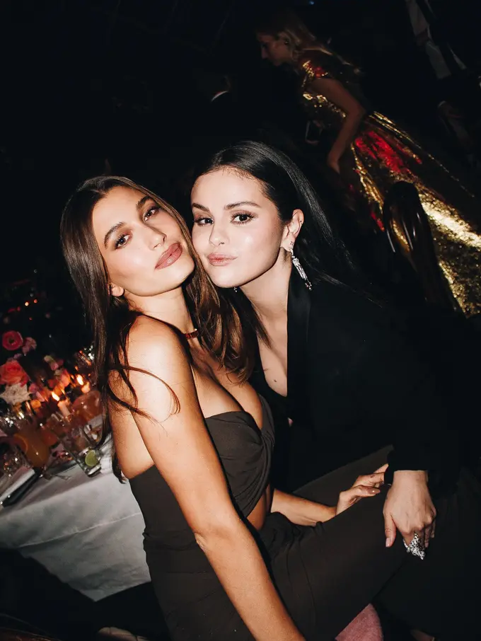 Selena Gomez dan Hailey Bieber (Foto: Instagram @tyrellhampton)