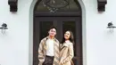 Lyodra balut outfit semi kasualnya dengan trench coat ikonik dengan sneakers putih [@randymartinnn]