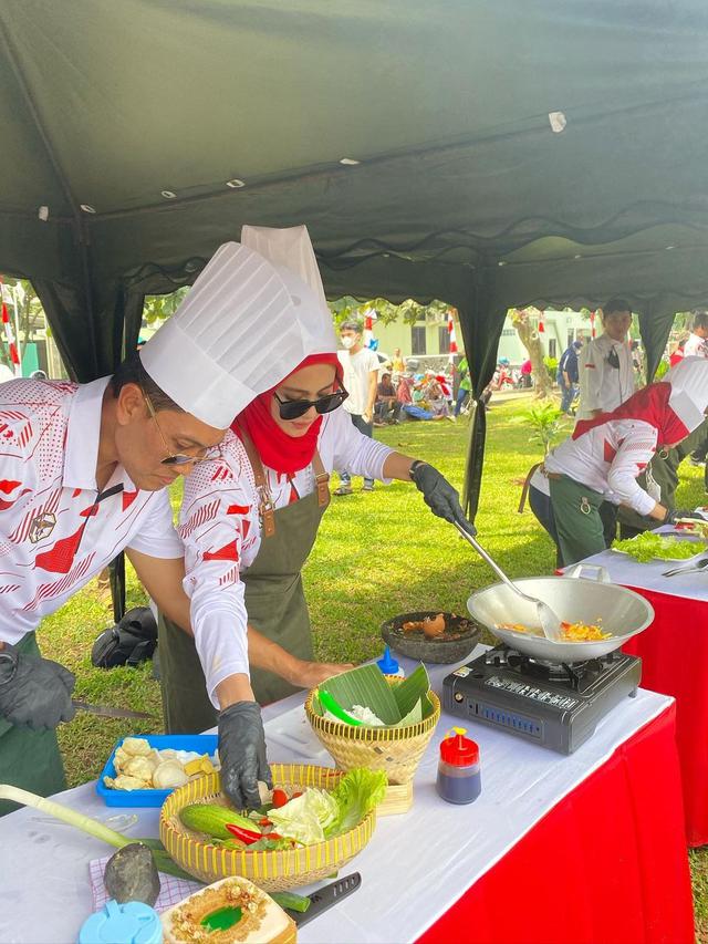 7 Potret Kompak Juliana Moechtar dan Suami saat Ikut Lomba Masak Agustusan