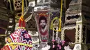 Lentera bertema Mohamed Salah terpajang di salah satu toko di Kairo, Mesir, Senin (30/5/2018). Menjadi pahlawan baru bagi rakyat Mesir, pernak pernik Mohamad Salah laris manis. (AFP/Khaled Desouki)