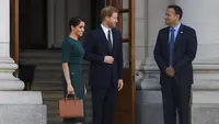 Meghan Markle dan Pangeran Harry bersama Taoiseach Leo Varadkar hendak memulai kunjungan 2 hari di Dublin, Irlandia, 10 Juli 2018. (CLODAGH KILCOYNE / POOL / AFP/Asnida Riani)