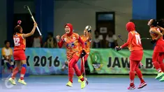 Kapten tim hoki putri DKI Jakarta, Annur Amalia El Islamy (kedua kiri) bersorak usai memastikan kemenangan melawan Papua di final PON XIX Jabar di Gymnasium UPI, Bandung, Senin (19/9/2016). DKI Jakarta unggul 4-2. (Liputan6.com/Helmi Fithriansyah)