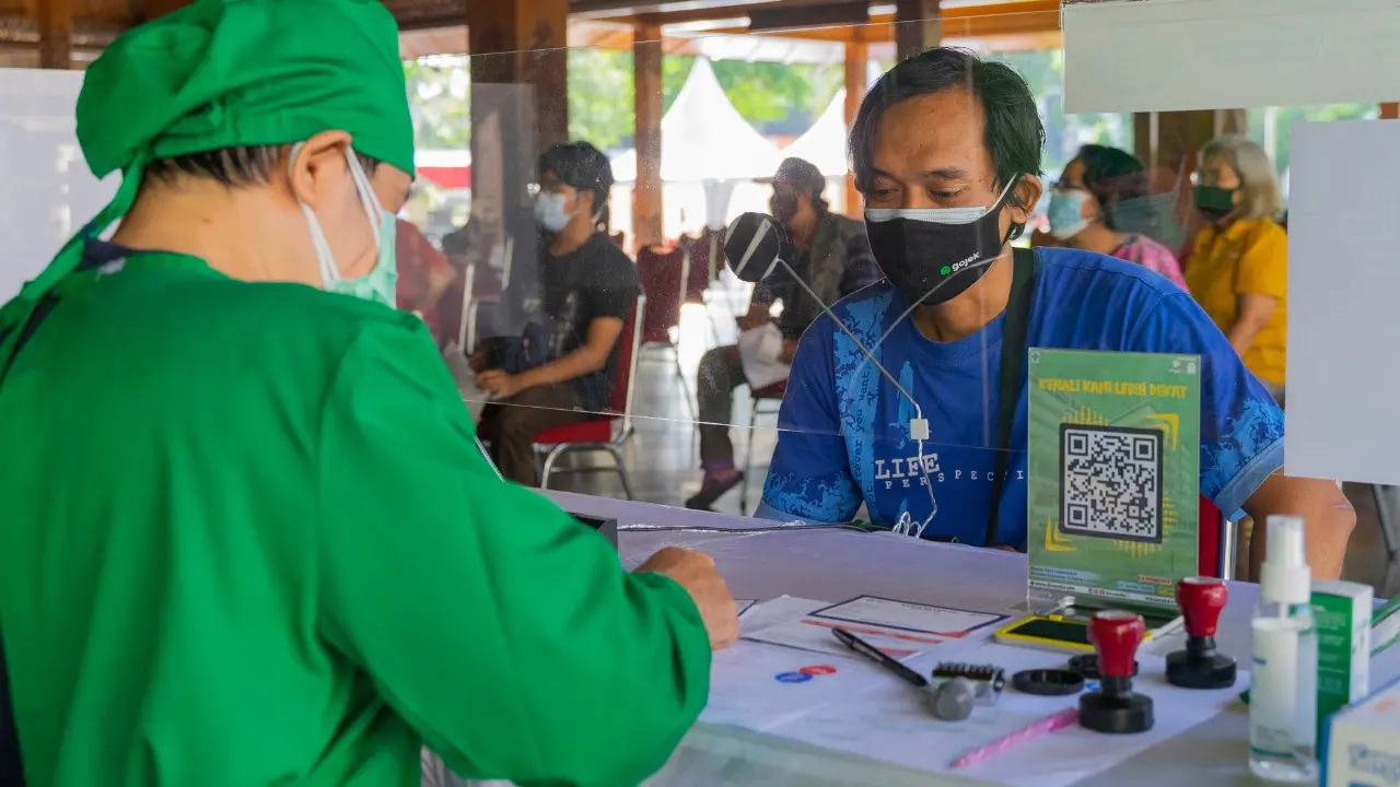 Halodoc dan Gojek