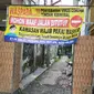 Salah satu kampung di Kota Malang memasang spanduk waspada Corona Covid-19. Tiga Pemda di Malang Raya sendiri bersepakat mengajukan PSBB (Liputan6.com/Zainul Arifin)