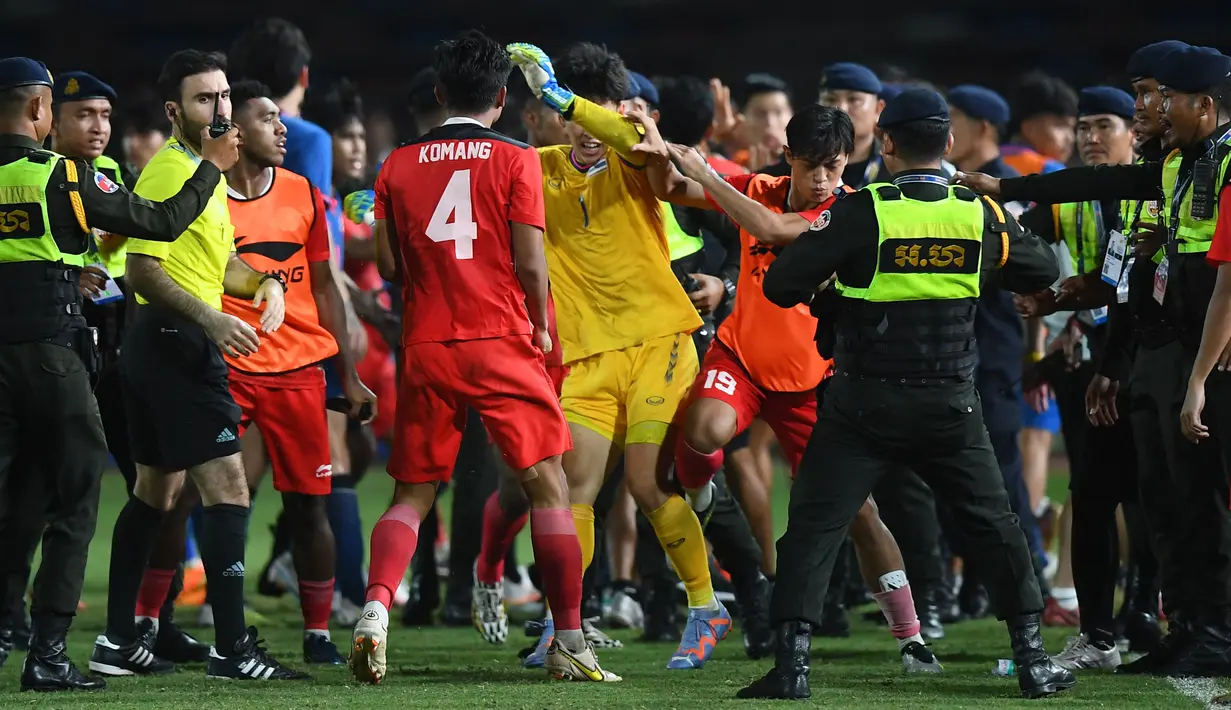 <p>Wasit memberikan kartu merah kepada satu pemain Indonesia dan satu pemain Thailand. (Nhac NGUYEN / AFP)</p>