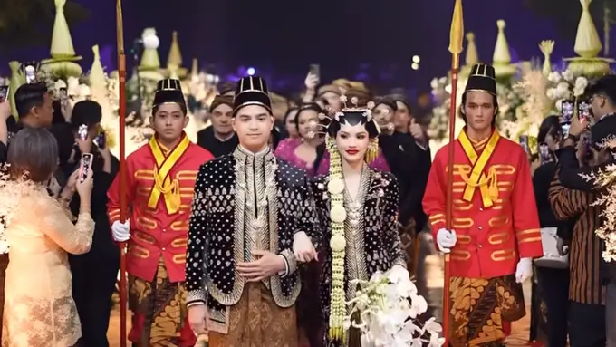 Alyssa Daguise dan Al Ghazali memakai pakaian adat jawa saat ngundu mantu