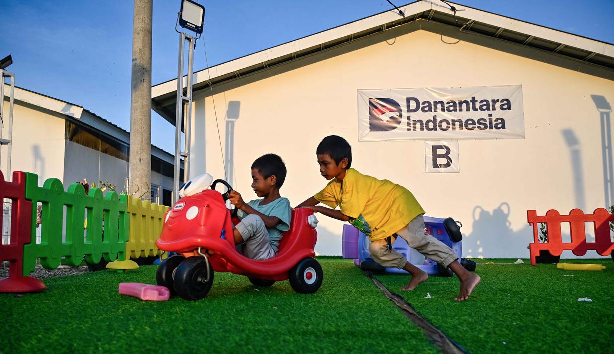 Berikutnya terdapat Nagan Raya sebanyak 350 unit, Kota Lhokseumawe sebanyak 67 unit, dan Kota Langsasebanyak 34 unit serta Pidie dengan 12 unit dan Aceh Barat sebanyak 6 unit. Tampak dalam foto, anak-anak berinteraksi dan bermain di perumahan sementara yang dibangun oleh Badan Pengelola Investasi Daya Anagata Nusantara (Danantara) untuk para korban banjir di Meureudu, Kabupaten Pidie Jaya, provinsi Aceh, pada Minggu 22 Februari 2026, setelah banjir dan tanah longsor dahsyat melanda Sumatra, akhir tahun lalu. (CHAIDEER MAHYUDDIN/AFP)