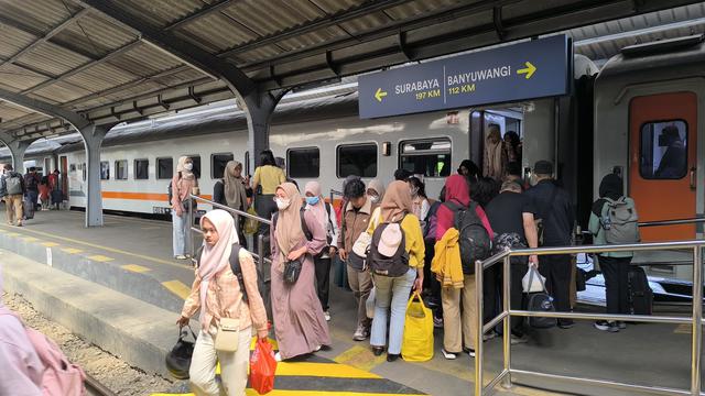 Penumpang Kereta Api Padati Stasiun Jember pada libur panjang Maulid Nabi Muhammad SAW (Istimewa)