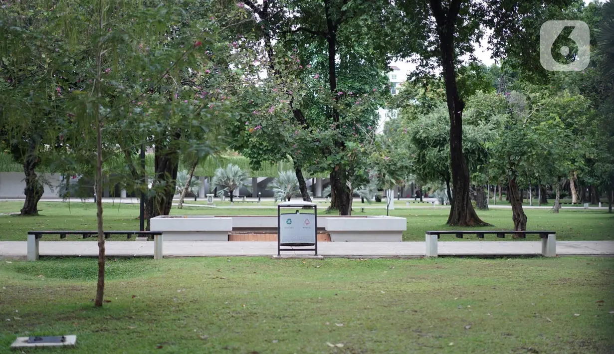 Suasana Taman Lapangan Banteng yang tutup di Jakarta, Minggu (20/9/2020). Seluruh taman kota dan hutan kota ditutup kembali untuk sementara terkait pemberlakuan PSBB total di Jakarta guna menekan penyebaran virus covid-19. (Liputan6.com/Immanuel Antonius)