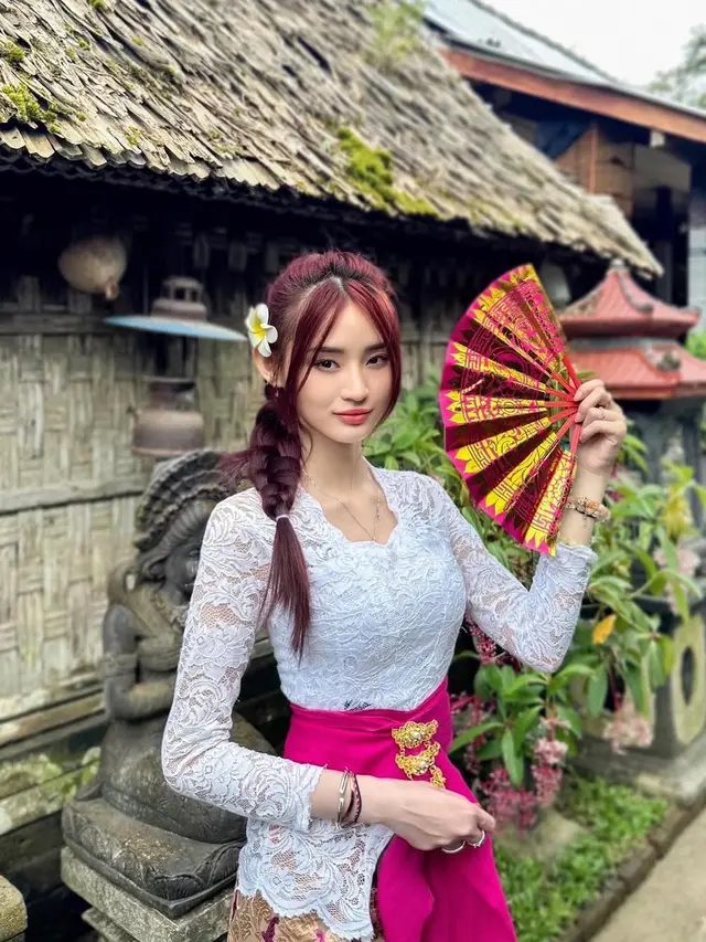 Cathez Pakai Kebaya Bali