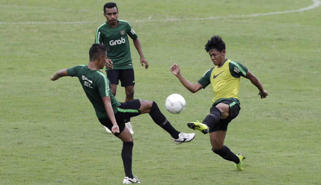 Pemain Timnas Indonesia U-22, Firza Andika, berusaha merebut bola saat latihan di Stadion Madya, Jakarta, Jumat (18/1). Latihan ini merupakan persiapan jelang Piala AFF U-22. (Bola.com/Yoppy Renato)