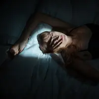 Daripada menyelesaikan, beberapa zodiak ini malah sering menghindarinya. (Sumber foto: thoughtcatalog.com)