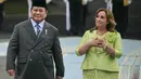 Selanjutnya, Presiden Prabowo Subianto dan Presiden Dina Boluarte mengikuti upacara penyambutan pemimpin negara. Lagu kedua negara dikumandangkan yang diselingi dentuman meriam. (Bay ISMOYO/AFP)