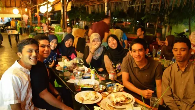 1. Buka Bersama Sekaligus Reunian