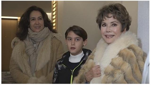 Jarang Terekspos, Ini 6 Momen Kebersamaan Dewi Soekarno Bersama Cucu