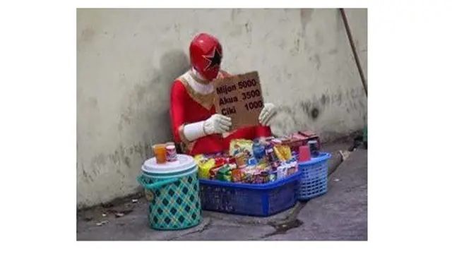 6 Potret Orang Dandan Superhero Jualan Makanan Ini Bikin Ngakak