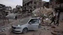 Otoritas kesehatan setempat mengonfirmasi bahwa dari total korban jiwa, enam di antaranya adalah anak-anak. Tampak dalam foto, para pemuda Palestina yang mengungsi berlari melewati mobil yang rusak dan puing-puing setelah pesawat Israel menargetkan sebuah rumah berlantai lima tadi malam, di Khan Yunis, Jalur Gaza selatan pada Kamis 6 Februari 2026. (Bashar Taleb/AFP)