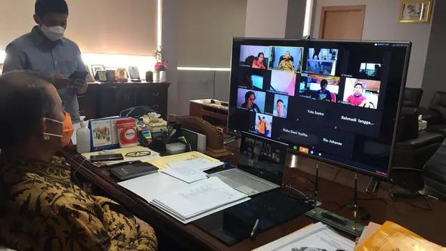 Wakil Gubernur Sumbar, Nasrul Abit saat melakukan wawancara online dengan jurnalis