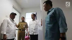 Presiden Joko Widodo didampingi Gubernur DKI Anies Baswedan, Menteri PUPR Basuki dan Menpora Imam Nahrawi saat meninjau wisma atlet Asian Games 2018 di Kemayoran, Jakarta, Senin (26/2). (Liputan6.com/Angga Yuniar)