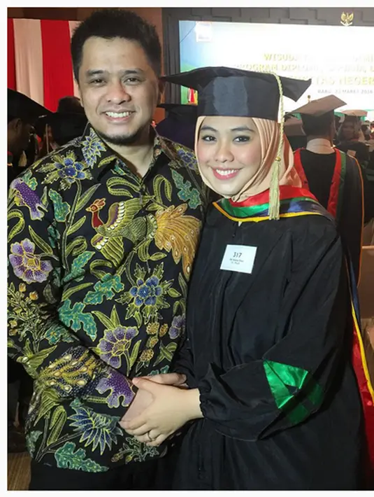 Ory Vitrio, sang suami juga merasa bersyukur dan terus menyemangati istrinya untuk terus melanjutkan studi S3. (Instagram/okisetianadewi)