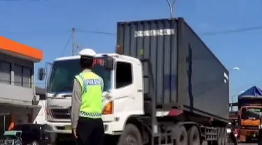 Jembatan Comal di Pemalang, Jawa Tengah, mengalami amblas pada Jumat (18/7/2014) dini hari sekitar pukul 02.00 WIB. Lalu lintas yang melewati jembatan itu pun terpaksa dialihkan.