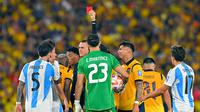 Kartu merah mewarnai laga Argentina versus Ekuador di Kualifikasi Piala Dunia 2026 Zona Conmebol. (Rodrigo BUENDIA / AFP)