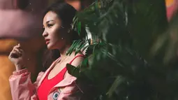 Mantan kekasih Young Lex ini juga aktif sebagai YouTuber. Memiliki paras cantik, Revina VT kerap disebut-sebut mirip dengan Zaskia Gotik. (Liputan6.com/IG/@revinavt)