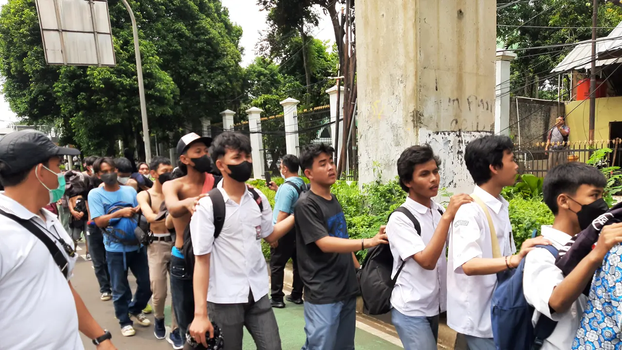 Belasan Orang Berpakaian Pelajar Menyusup ke Rombongan Mahasiswa yang Hendak ke DPR