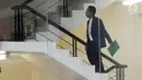 Ketua Umum PPP M Romahurmuziy menaiki tangga ruang penyidik untuk menjalani pemeriksaan di Gedung KPK, Jakarta, Kamis (23/8). Romahurmuziy diperiksa sebagai saksi untuk tersangka mantan PNS Kemenkeu Yaya Purnomo. (Merdeka.com/Dwi Narwoko)