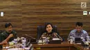 Sekretaris Komite Ekonomi dan Industri Nasional (KEIN) Putri K Wardhani (tengah) memberi materi saat pembekalan finalis Putri Indonesia 2018 di Jakarta, Jumat (2/3). (Liputan6.com/Angga Yuniar)