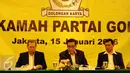 Ketua Mahkamah Partai Golkar, Muladi (tengah) membacakan putusan sidang mahkamah Partai Golkar di Jakarta, Jumat (15/1/2016). Sidang memutuskan untuk membentuk tim transisi untuk rekonsiliasi total melalui munas. (Liputan6.com/Helmi Fithriansyah)
