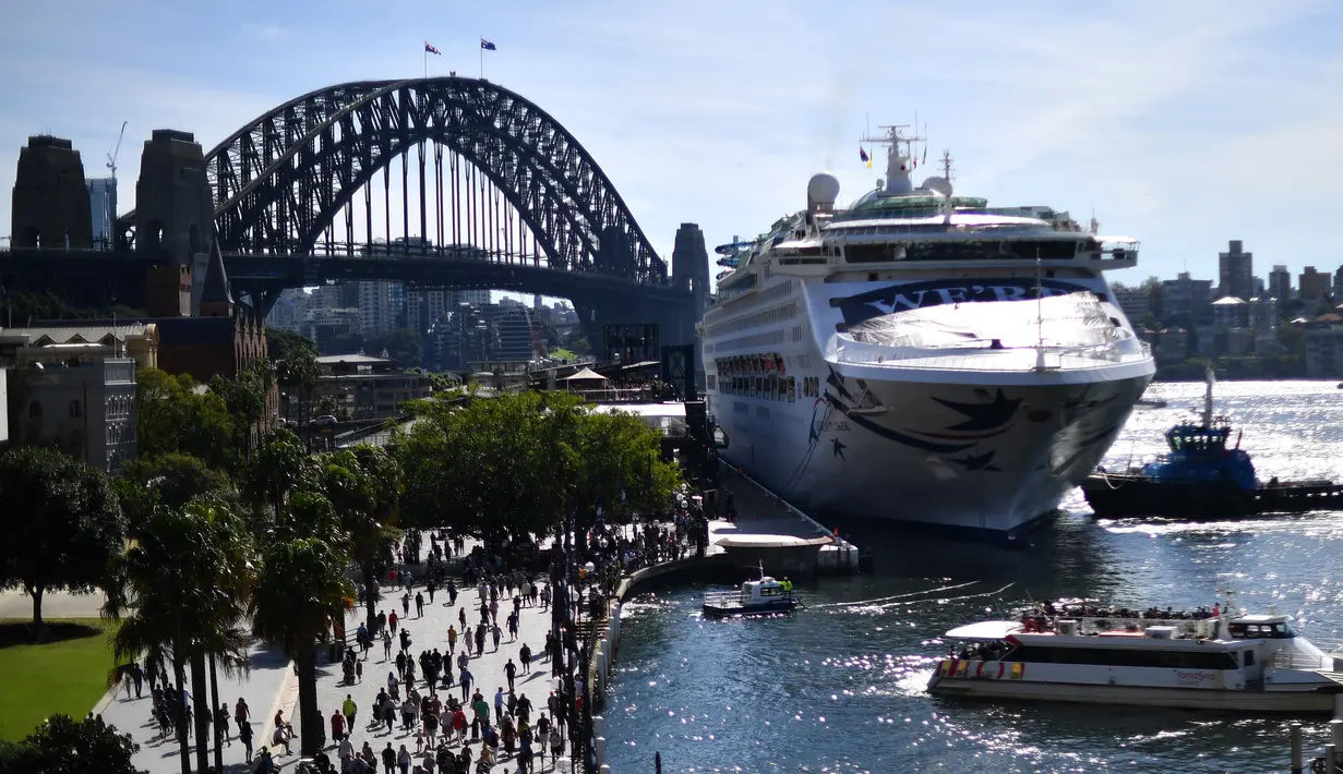 Pacific Explorer berlabuh di terminal penumpang luar negeri di Pelabuhan Sydney ketika otoritas Australia mencabut larangan kapal pesiar setelah relaksasi pembatasan Covid 19, Senin (18/4/2022). Australia mencabut larangan masuk untuk kapal pesiar internasional, mulai 17 April 2022. (SAEED KHAN/AFP)