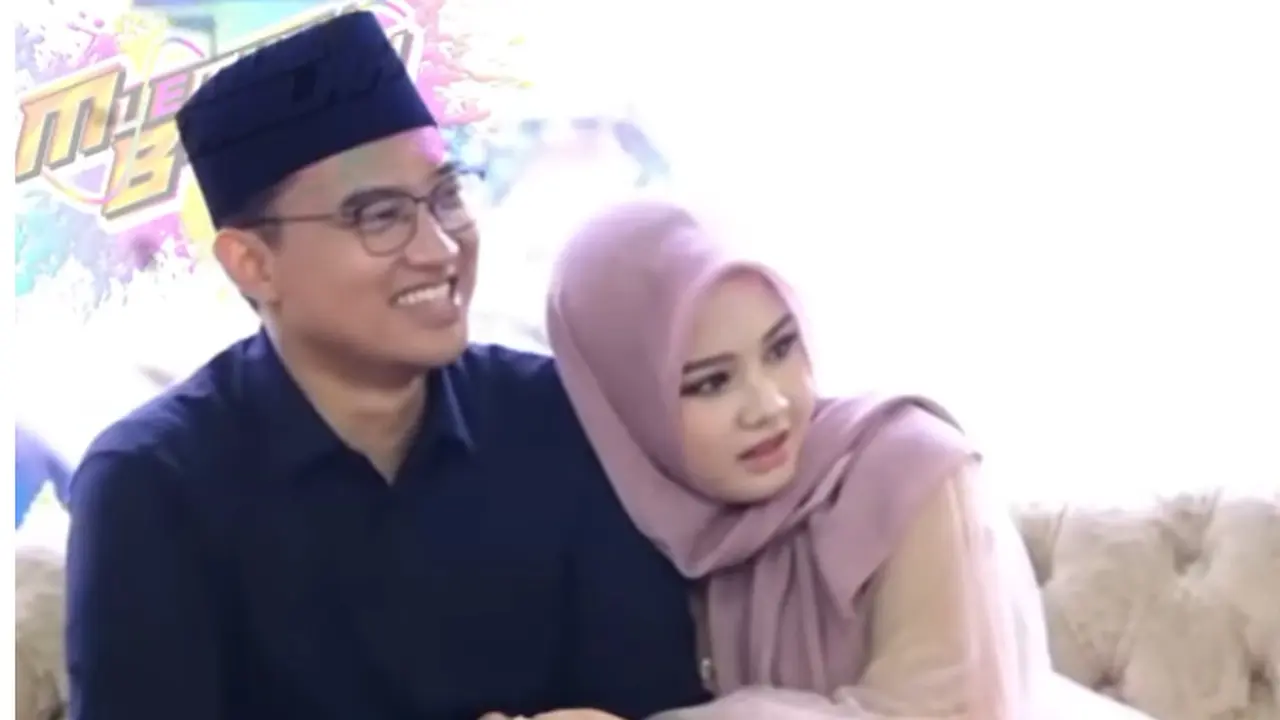 Ning Chasna berkali-kali ia menyandarkan kepalanya ke suaminya Gus Sunny (SS: YT. muemuen bae lah)