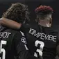 Gelandang Paris Saint-Germain (PSG) Adrien Rabiot (kiri) mencetak gol pembuka ke gawang Real Madrid pada leg pertama babak 16 besar Liga Champions di Santiago Bernabeu, Rabu (14/2/2018). (AFP/Gabriel Bouys)