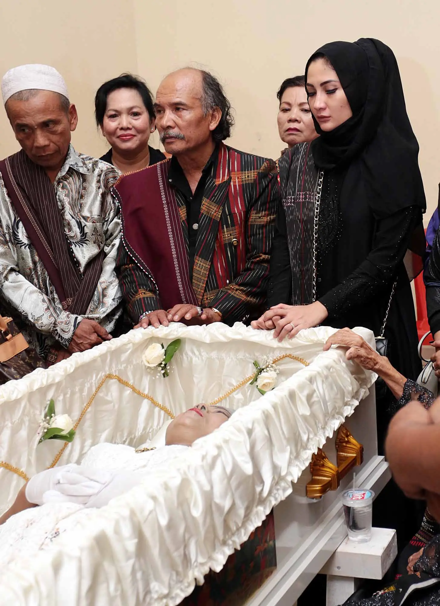 Meskipun Natalie dan ibundanya berbeda keyakinan, namun ia tetap setia mendampingi jenazah sang ibu yang kini disemayamkan di Gedung Serba Guna Perumnas Klender, Jakarta Timur, untuk terakhir kalinya. (Deki Prayoga/Bintang.com)