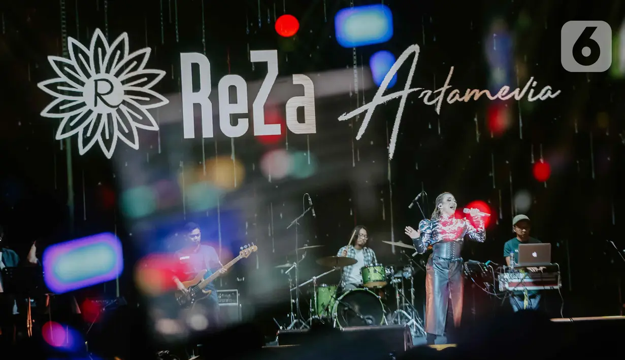 Penampilan penyanyi Reza Artamevia dalam Festival Tamagochill di Tennis Indoor Senayan, Jakarta, Jumat (22/11/2019). Reza mengobati rindu para penggemar dengan membawakan sejumlah lagu hits di antaranya Berharap Tak Terpisah, Satu yang Tak Bisa Lepas, dan Pertama. (Liputan6.com/Faizal Fanani)