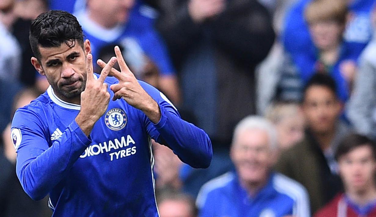 Striker Chelsea, Diego Costa, merayakan gol yang dicetaknya ke gawang Leicester pada laga Premier League di Stadion Stamford Bridge, London, Sabtu (15/10/2016). Selebrasi ini untuk menghormati kabar duka meninggalnya ibu dari Willian. (AFP/Glyn Kirk)